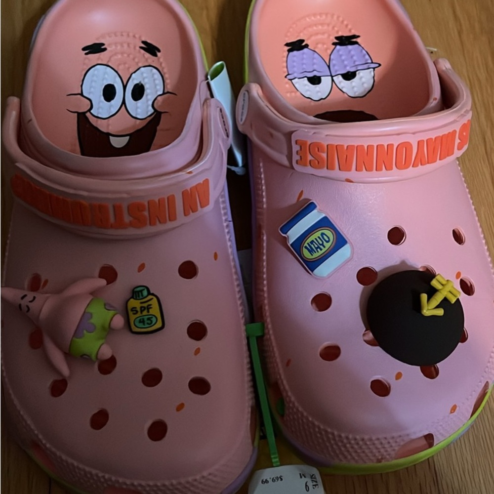 CROCS Patrick Star.  M 7 W 9